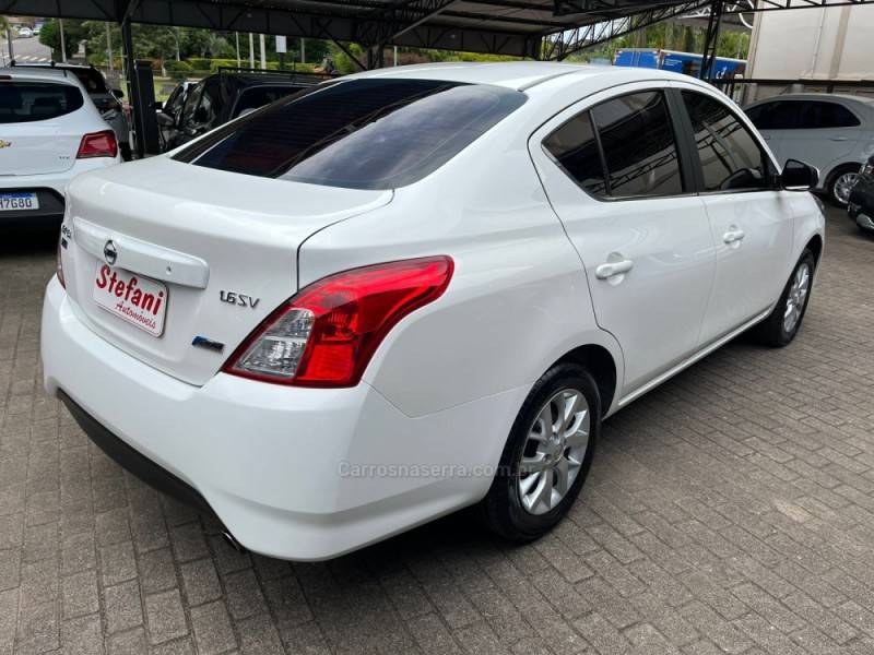 NISSAN - VERSA - 2017/2018 - Branca - R$ 61.000,00