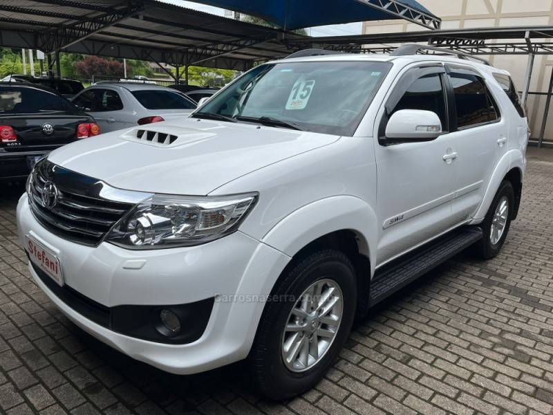 TOYOTA - HILUX SW4 - 2015/2015 - Branca - R$ 159.000,00