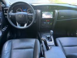 TOYOTA - HILUX SW4 - 2023/2023 - Branca - R$ 318.000,00