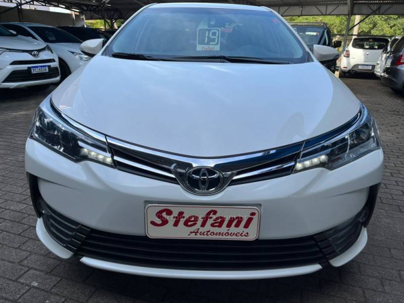 TOYOTA - COROLLA - 2018/2019 - Branca - R$ 108.900,00