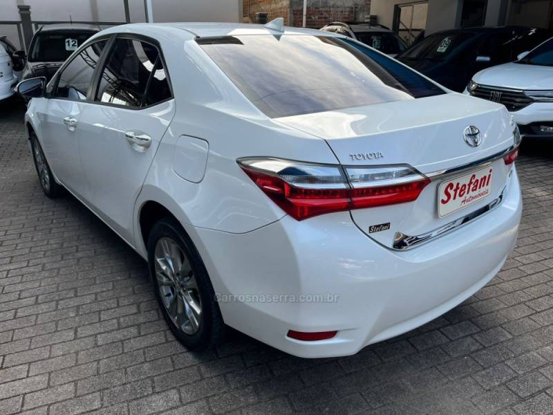 TOYOTA - COROLLA - 2018/2019 - Branca - R$ 108.900,00