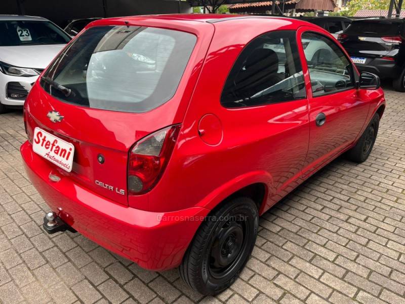 CHEVROLET - CELTA - 2012/2013 - Vermelha - R$ 28.000,00