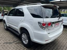 TOYOTA - HILUX SW4 - 2015/2015 - Branca - R$ 159.000,00