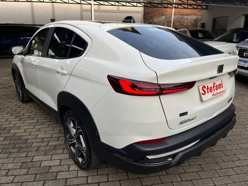 FIAT - FASTBACK - 2023/2024 - Branca - R$ 124.900,00