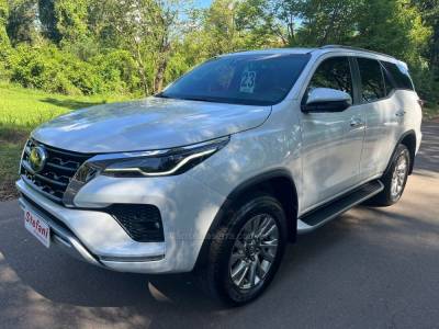 TOYOTA - HILUX SW4 - 2023/2023 - Branca - R$ 318.000,00