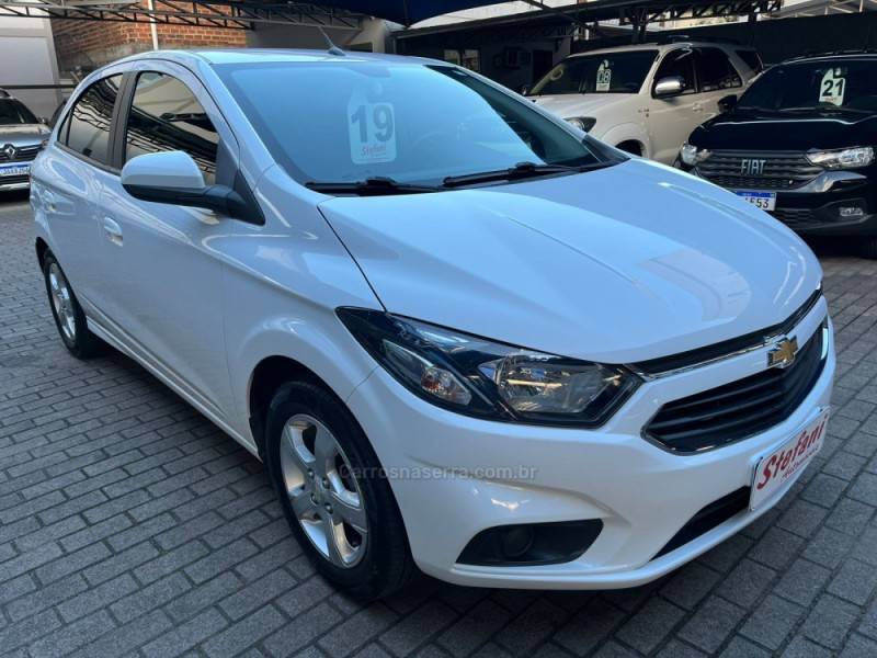 CHEVROLET - ONIX - 2018/2019 - Branca - R$ 68.000,00