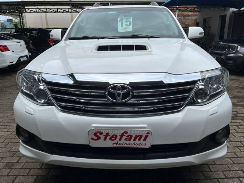 TOYOTA - HILUX SW4 - 2015/2015 - Branca - R$ 159.000,00