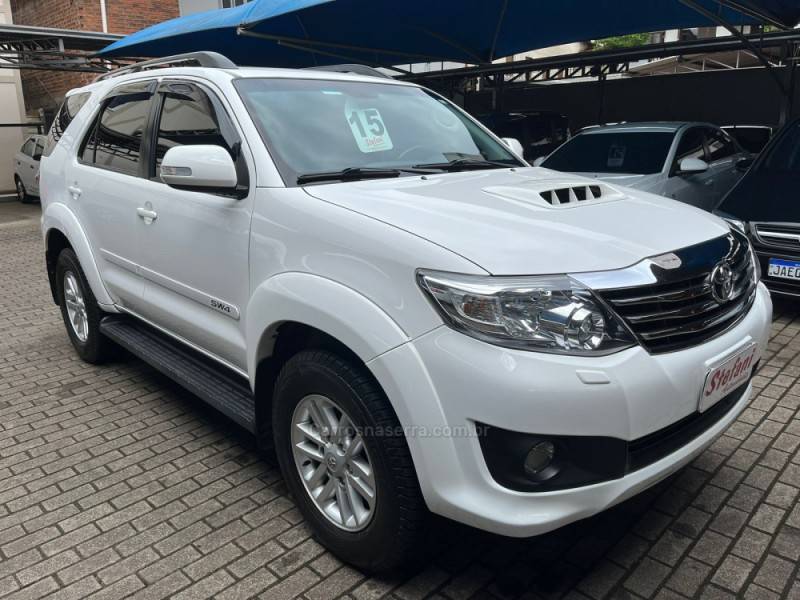 TOYOTA - HILUX SW4 - 2015/2015 - Branca - R$ 159.000,00