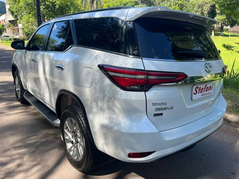 TOYOTA - HILUX SW4 - 2023/2023 - Branca - R$ 318.000,00