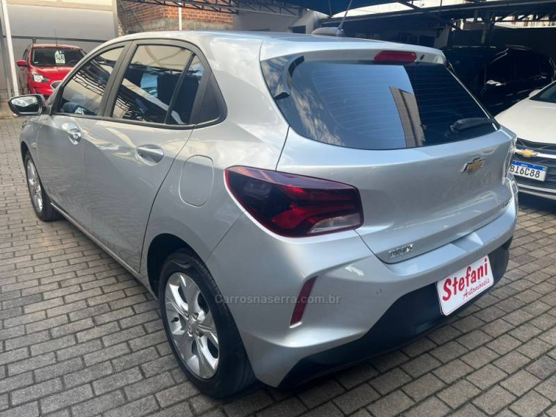 CHEVROLET - ONIX - 2022/2023 - Prata - R$ 84.000,00