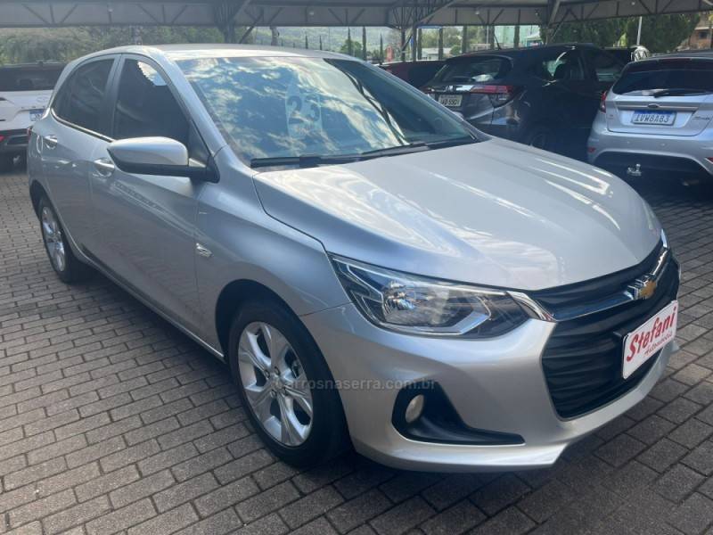 CHEVROLET - ONIX - 2022/2023 - Prata - R$ 84.000,00