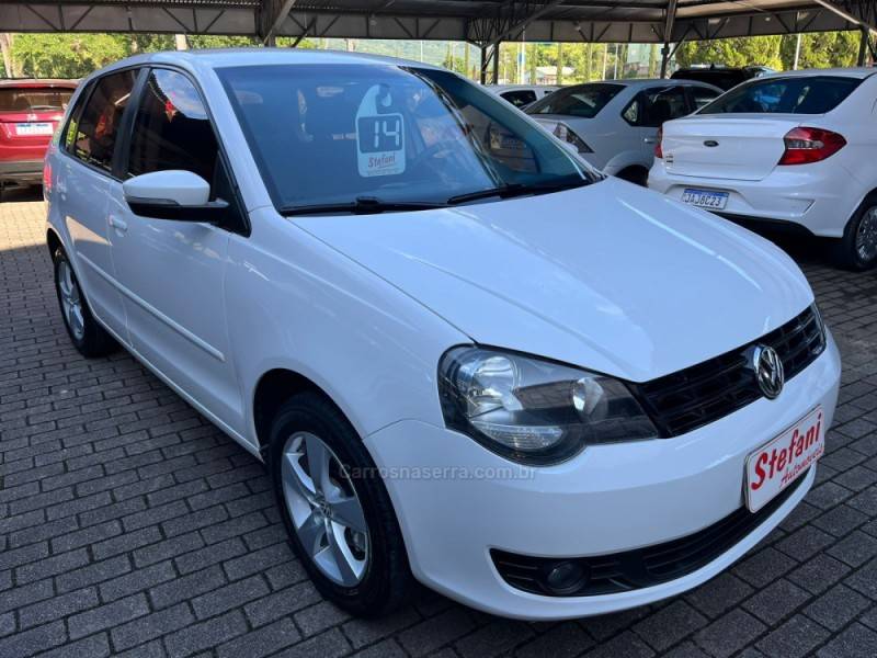 VOLKSWAGEN - POLO - 2013/2014 - Branca - R$ 45.900,00