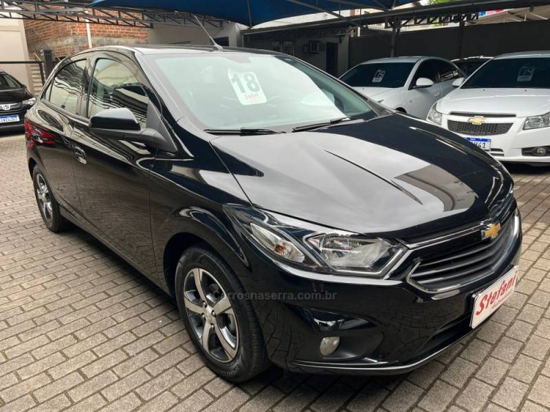 CHEVROLET - ONIX - 2017/2018 - Preta - R$ 67.900,00