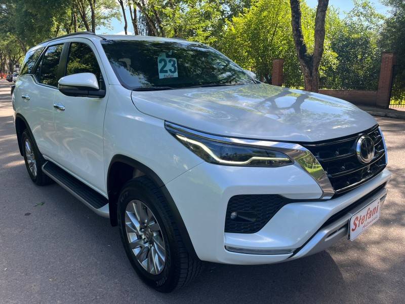 TOYOTA - HILUX SW4 - 2023/2023 - Branca - R$ 318.000,00