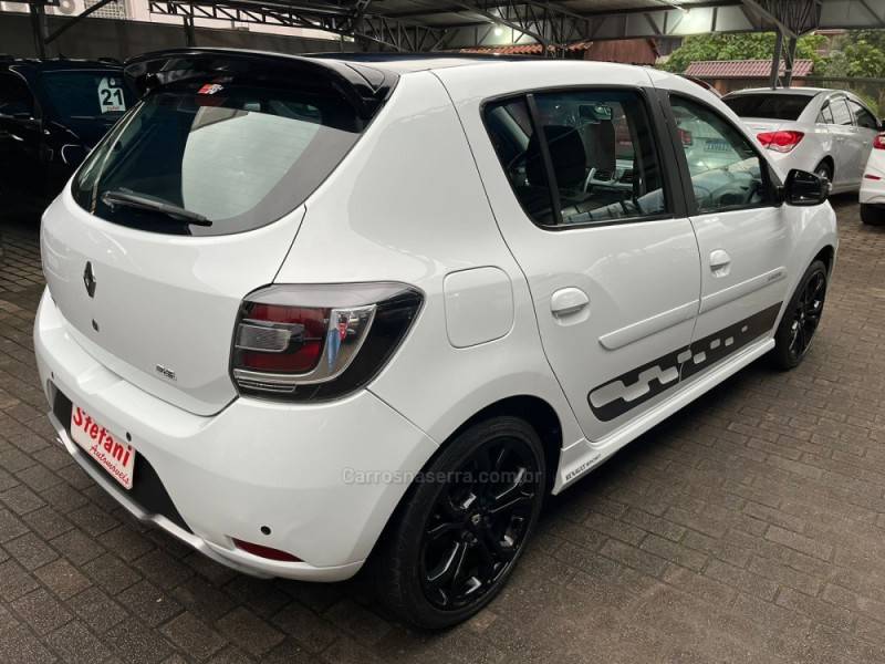 RENAULT - SANDERO - 2016/2017 - Branca - R$ 65.000,00