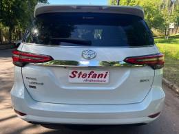 TOYOTA - HILUX SW4 - 2023/2023 - Branca - R$ 318.000,00