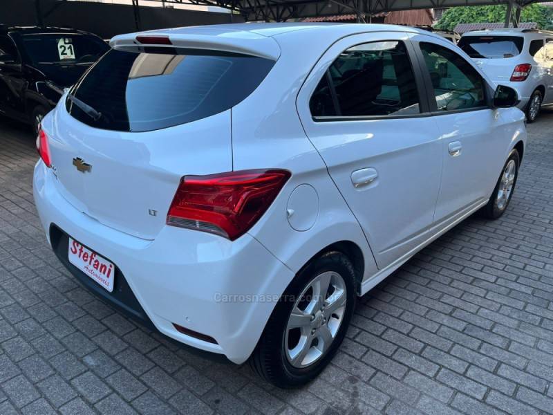 CHEVROLET - ONIX - 2018/2019 - Branca - R$ 68.000,00