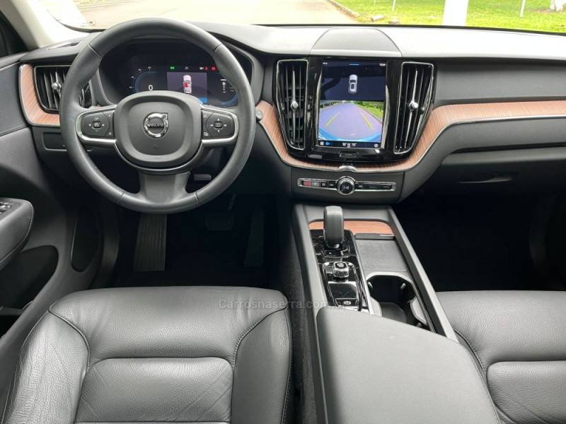 VOLVO - XC60 - 2022/2023 - Cinza - R$ 299.000,00