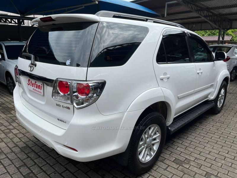 TOYOTA - HILUX SW4 - 2015/2015 - Branca - R$ 159.000,00