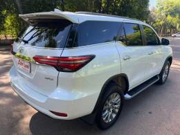 TOYOTA - HILUX SW4 - 2023/2023 - Branca - R$ 318.000,00