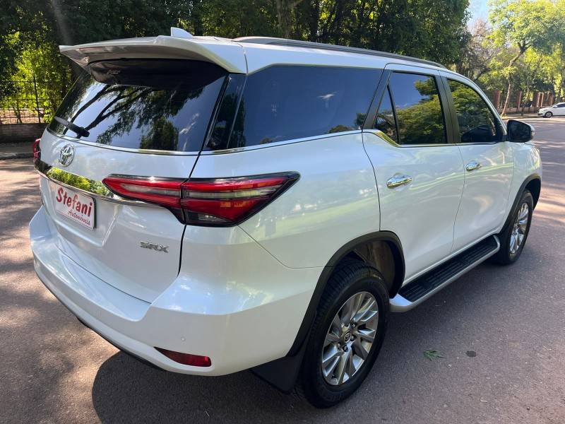 TOYOTA - HILUX SW4 - 2023/2023 - Branca - R$ 318.000,00