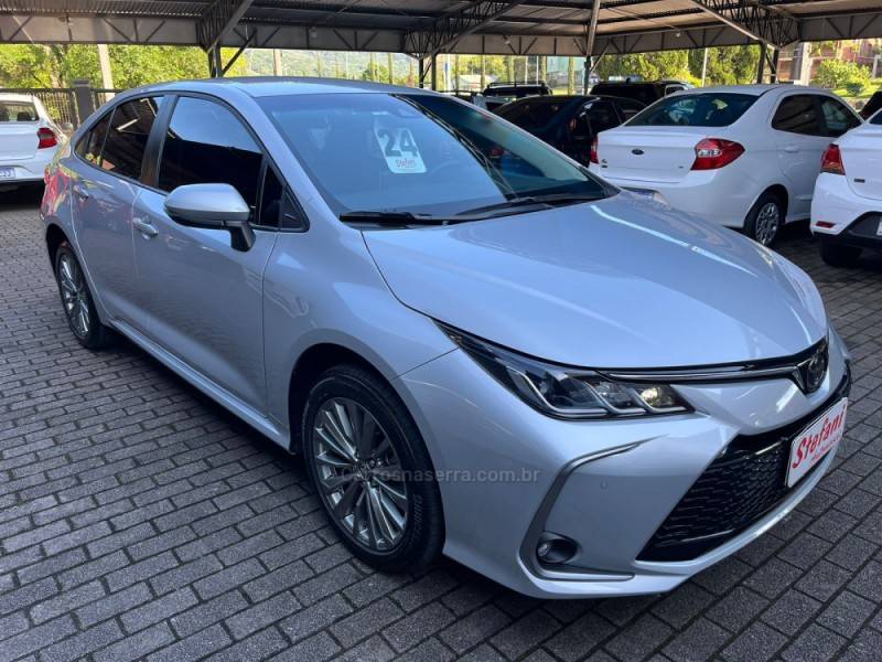 TOYOTA - COROLLA - 2023/2024 - Prata - R$ 152.900,00