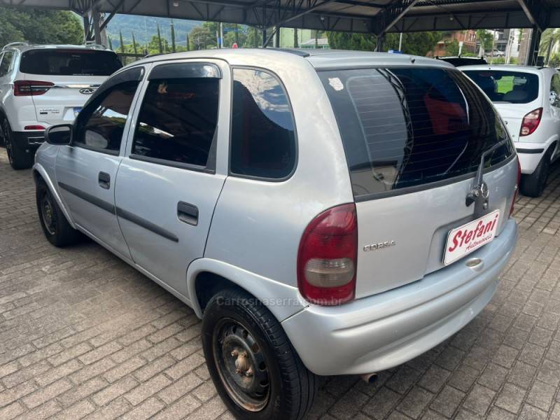 CHEVROLET - CORSA - 2000/2001 - Prata - R$ 10.500,00