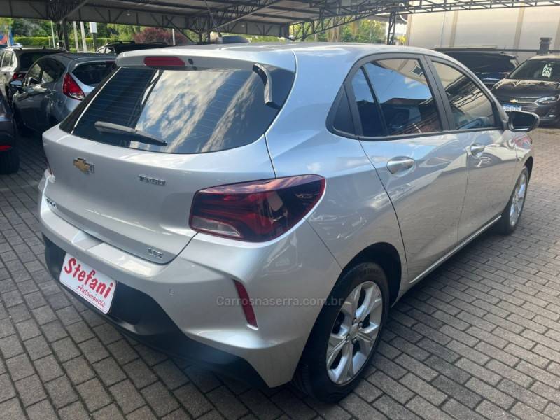 CHEVROLET - ONIX - 2022/2023 - Prata - R$ 84.000,00