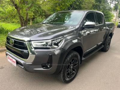 TOYOTA - HILUX - 2022/2023 - Cinza - R$ 269.900,00