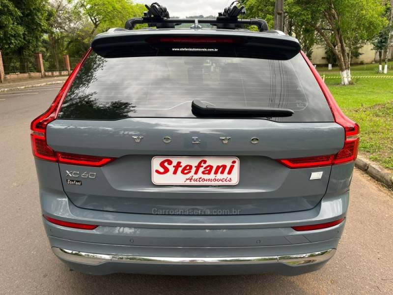 VOLVO - XC60 - 2022/2023 - Cinza - R$ 299.000,00