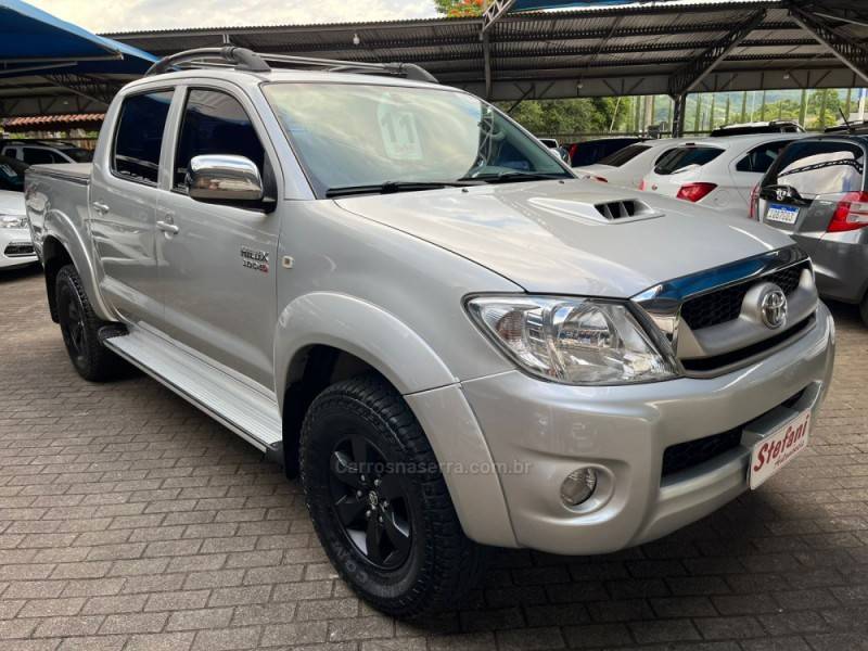 TOYOTA - HILUX - 2011/2011 - Prata - R$ 116.900,00