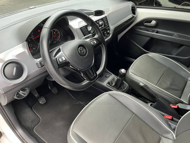 VOLKSWAGEN - UP - 2017/2018 - Branca - R$ 64.900,00