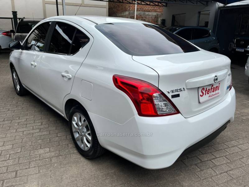 NISSAN - VERSA - 2017/2018 - Branca - R$ 61.000,00